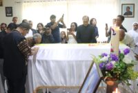 Gubernur NTT, Melki Laka Lena memberikan penghormatan kepada Jenazah Uskup Emeretus Mgr. Petrus Turang (Foto:DC)