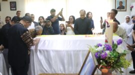 Gubernur NTT, Melki Laka Lena memberikan penghormatan kepada Jenazah Uskup Emeretus Mgr. Petrus Turang (Foto:DC)