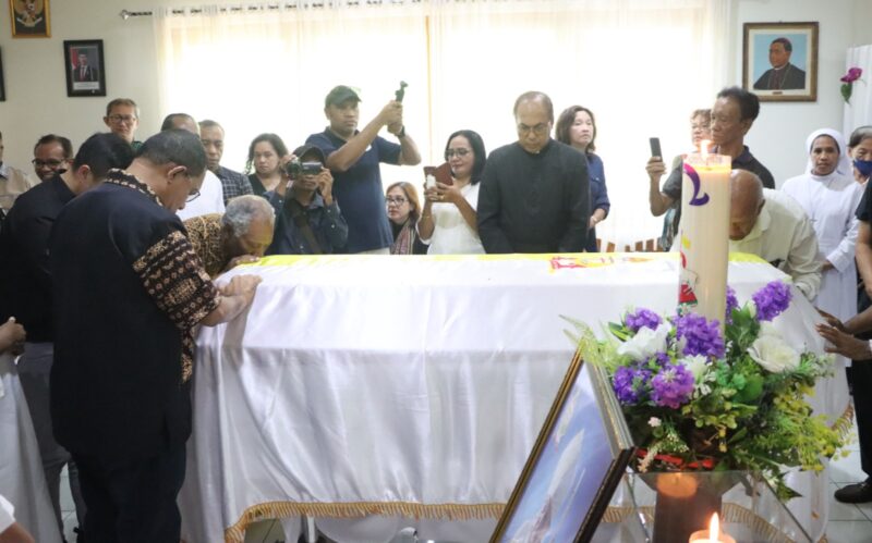 Gubernur NTT, Melki Laka Lena memberikan penghormatan kepada Jenazah Uskup Emeretus Mgr. Petrus Turang (Foto:DC)
