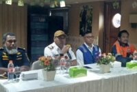 Nakhoda KM AWU, Capt. Marvin Robby Massie memberikan keterangan pers di atas Kapa Motor AWU yang di apit oleh, Kepala Pelni, Ade Dinar Nugroho Pamungkas, Manager Pelindo,  Jumhari Nasrun, dan Staf KSOP Ende, Ramdhan (Foto: Chen Rasi/SP)