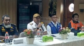Nakhoda KM AWU, Capt. Marvin Robby Massie memberikan keterangan pers di atas Kapa Motor AWU yang di apit oleh, Kepala Pelni, Ade Dinar Nugroho Pamungkas, Manager Pelindo,  Jumhari Nasrun, dan Staf KSOP Ende, Ramdhan (Foto: Chen Rasi/SP)