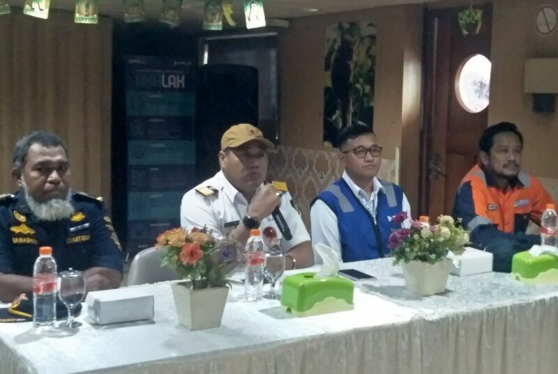 Nakhoda KM AWU, Capt. Marvin Robby Massie memberikan keterangan pers di atas Kapa Motor AWU yang di apit oleh, Kepala Pelni, Ade Dinar Nugroho Pamungkas, Manager Pelindo,  Jumhari Nasrun, dan Staf KSOP Ende, Ramdhan (Foto: Chen Rasi/SP)