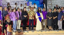 Wakil Gubernur NTT, Johanis Asadoma Hadiri Prosesi jalan Salib ke IX Tahun 2025 yang diselenggarakan oleh Pemuda GMIT Klasis Kota Kupang (Foto: YH)