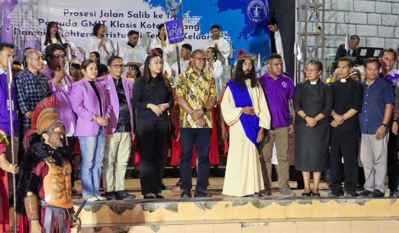 Wakil Gubernur NTT, Johanis Asadoma Hadiri Prosesi jalan Salib ke IX Tahun 2025 yang diselenggarakan oleh Pemuda GMIT Klasis Kota Kupang (Foto: YH)