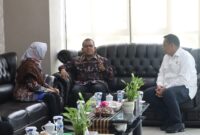 Gubernur Melki Laka Lena berbincang-bincang dengan Ketua BPK RI, Dr. Isma Yatun di Kupang (Foto: DC)