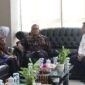 Gubernur Melki Laka Lena berbincang-bincang dengan Ketua BPK RI, Dr. Isma Yatun di Kupang (Foto: DC)