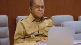 Gubernur NTT, Melki Laka Lena saat menjadi Keynote speech via online dari Ruang Kerja Gubernur NTT pada kegiatan Seminar Nasional (Foto: YH)