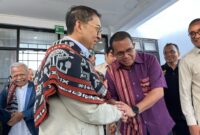 Gubernur NTT, Melki Laka Lena berjabat tangan dengan Mentri Kebudayaan, Fadli Zon (Foto: YH)