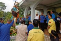 Umat mengelilingi Arca Bunda Maria (Foto: Chen Rasi/SP)