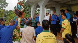 Umat mengelilingi Arca Bunda Maria (Foto: Chen Rasi/SP)