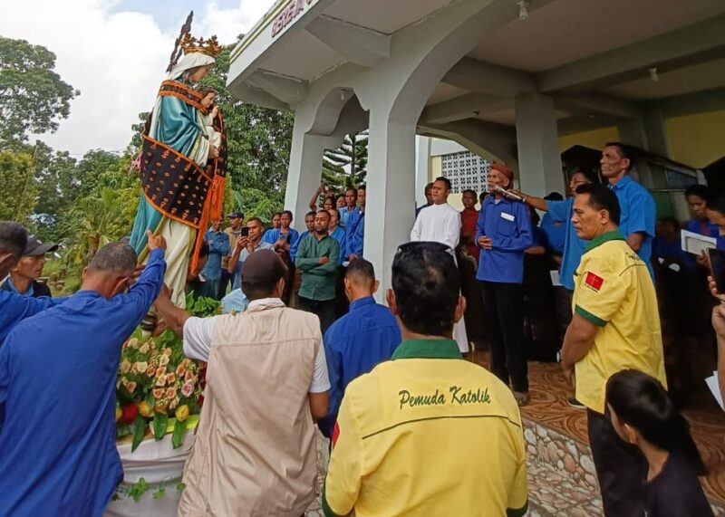 Umat mengelilingi Arca Bunda Maria (Foto: Chen Rasi/SP)