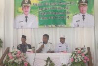 Wakil Bupati Ende, Domikus Minggu Mere(tengah) yang didampingi Ketua Penyelenggara Dahlan S.IP (kanan), dan Kasi Penyelenggara Haji dan Umroh Kantor Kementrian Agama Ende, H. Muhamad S. Daud (kiri) hadir dalam kegiatan Bimbingan Manasik Haji 2025 (Foto: Chen Rasi/SP)