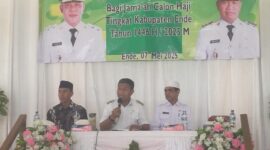 Wakil Bupati Ende, Domikus Minggu Mere(tengah) yang didampingi Ketua Penyelenggara Dahlan S.IP (kanan), dan Kasi Penyelenggara Haji dan Umroh Kantor Kementrian Agama Ende, H. Muhamad S. Daud (kiri) hadir dalam kegiatan Bimbingan Manasik Haji 2025 (Foto: Chen Rasi/SP)