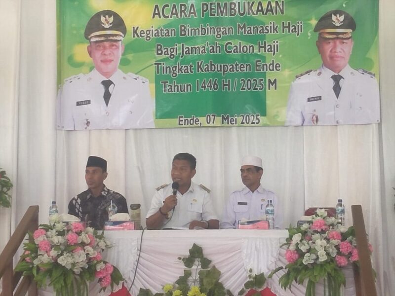 Wakil Bupati Ende, Domikus Minggu Mere(tengah) yang didampingi Ketua Penyelenggara Dahlan S.IP (kanan), dan Kasi Penyelenggara Haji dan Umroh Kantor Kementrian Agama Ende, H. Muhamad S. Daud (kiri) hadir dalam kegiatan Bimbingan Manasik Haji 2025 (Foto: Chen Rasi/SP)