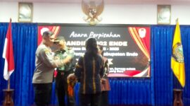 Kapolres Ende bersalaman dengan Dandim 1602/Ende (Foto; Chen Rasi/SP)