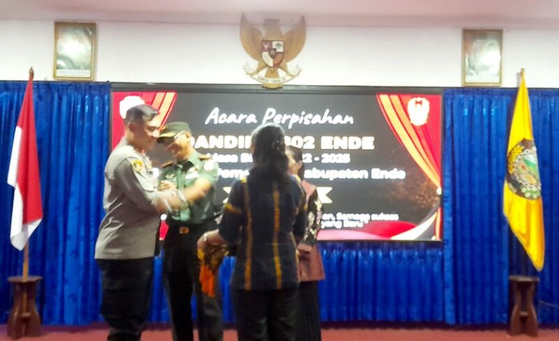 Kapolres Ende bersalaman dengan Dandim 1602/Ende (Foto; Chen Rasi/SP)