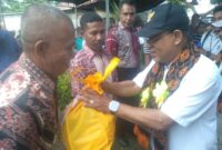 Bupati Kabupaten Ende, Yosef Benediktus Badeoda serahkan bantuan Sembako kepada. Warga (Foto: Chen Rasi/SP)