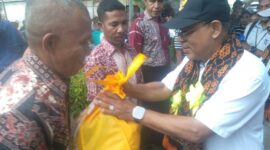 Bupati Kabupaten Ende, Yosef Benediktus Badeoda serahkan bantuan Sembako kepada. Warga (Foto: Chen Rasi/SP)