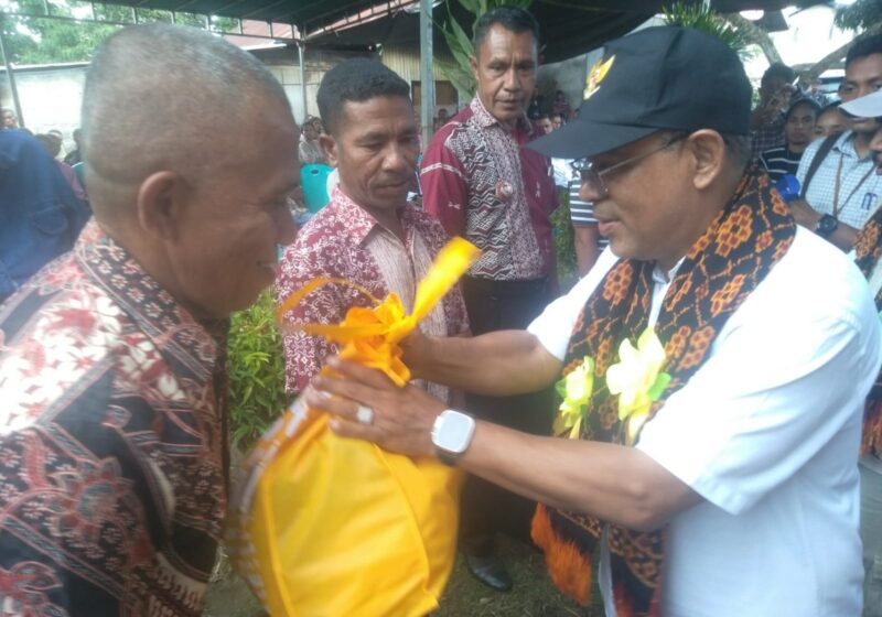 Bupati Kabupaten Ende, Yosef Benediktus Badeoda serahkan bantuan Sembako kepada. Warga (Foto: Chen Rasi/SP)
