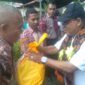 Bupati Kabupaten Ende, Yosef Benediktus Badeoda serahkan bantuan Sembako kepada. Warga (Foto: Chen Rasi/SP)