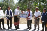 Wakil Gubernur NTT, Johanis Asadoma menyerahkan bantuan dana untuk sektor pertanian ke Pemkab Alor yang diterima langsung oleh Bupati Alor, Iskandar Lakamau (Foto: NH)
