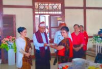 Kepala Dinas PK, Mensi Tiwe berikan nasi tumpeng ke Bapak Bupati Ende, Yosef Benediktus Badeoda (Foto: Chen Rasi/SP)