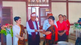 Kepala Dinas PK, Mensi Tiwe berikan nasi tumpeng ke Bapak Bupati Ende, Yosef Benediktus Badeoda (Foto: Chen Rasi/SP)