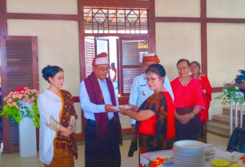 Kepala Dinas PK, Mensi Tiwe berikan nasi tumpeng ke Bapak Bupati Ende, Yosef Benediktus Badeoda (Foto: Chen Rasi/SP)