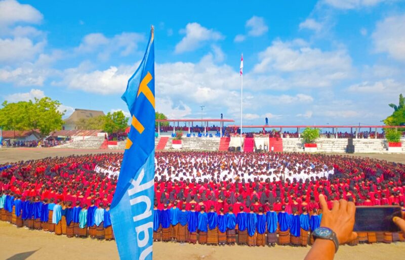 Ribuan Pelajar yang terdiri dari SMA/SMK dan SMP di Kota Ende ikut Tarian Gawi Massal Dalam momen Hardiknas 2025 (Foto:Chen Rasi/SP)