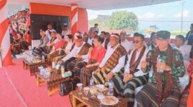 Bupati Ende, Yosef Benediktus Badeoda dan Wakil Bupati, Dominikus Minggu Mere, bersama Istri, Pimpinan DPRD Ende, Dandim. 1602 Ende, Kapolres Ende, Sekda Ende menghadiri upacara Hardiknas 2 Mei 2025 di Lapangan Pancasila (Foto: Chen Rasi/SP)