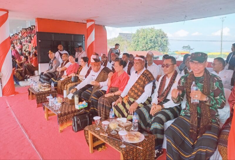 Bupati Ende, Yosef Benediktus Badeoda dan Wakil Bupati, Dominikus Minggu Mere, bersama Istri, Pimpinan DPRD Ende, Dandim. 1602 Ende, Kapolres Ende, Sekda Ende menghadiri upacara Hardiknas 2 Mei 2025 di Lapangan Pancasila (Foto: Chen Rasi/SP)