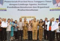 Gubernur NTT, Melki Laka Lena foto bersama Organisasi Profesi Kesehatan, Institusi Pendidikan Kesehatan, dan Lembaga Keagamaan usai tanda tangan nota kesepakatan (MoU) soal Stunting (Foto:DC)