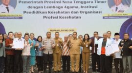 Gubernur NTT, Melki Laka Lena foto bersama Organisasi Profesi Kesehatan, Institusi Pendidikan Kesehatan, dan Lembaga Keagamaan usai tanda tangan nota kesepakatan (MoU) soal Stunting (Foto:DC)