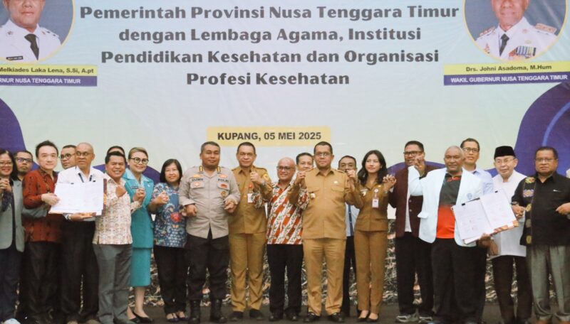 Gubernur NTT, Melki Laka Lena foto bersama Organisasi Profesi Kesehatan, Institusi Pendidikan Kesehatan, dan Lembaga Keagamaan usai tanda tangan nota kesepakatan (MoU) soal Stunting (Foto:DC)
