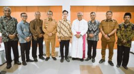 Wakil Presiden, Gibran Rakabuming foto bersama dengan Tokoh Agama dan Tokoh Adat Di Sikka (Foto: Humas Pemprov NTT)