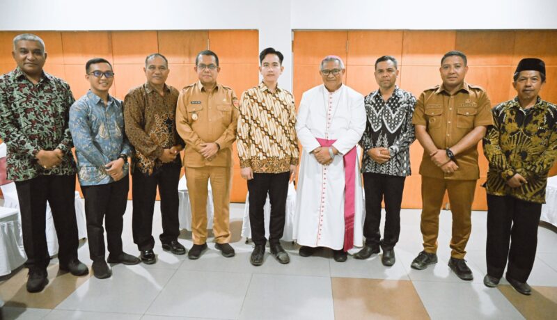 Wakil Presiden, Gibran Rakabuming foto bersama dengan Tokoh Agama dan Tokoh Adat Di Sikka (Foto: Humas Pemprov NTT)