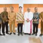 Wakil Presiden, Gibran Rakabuming foto bersama dengan Tokoh Agama dan Tokoh Adat Di Sikka (Foto: Humas Pemprov NTT)
