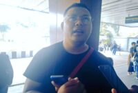 Stevan salah seorang penumpang yang gagal berangkat saat memberikan keterangan pers (Foto: Chen Rasi/SP)