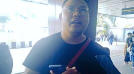 Stevan salah seorang penumpang yang gagal berangkat saat memberikan keterangan pers (Foto: Chen Rasi/SP)