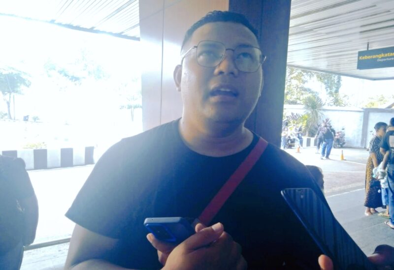 Stevan salah seorang penumpang yang gagal berangkat saat memberikan keterangan pers (Foto: Chen Rasi/SP)