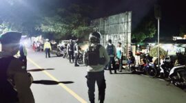 Personil Gabungan Polres Ende sedang melakukan patroli malam di Kota Ende (Foto: Chen Rasi/SP)