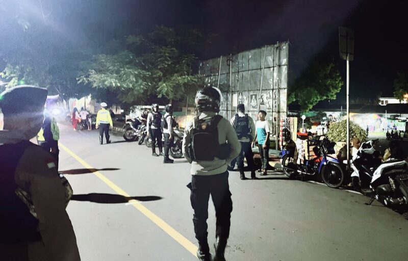 Personil Gabungan Polres Ende sedang melakukan patroli malam di Kota Ende (Foto: Chen Rasi/SP)