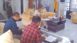 Bupati Ende, Yosef Benediktus Badeoda saat memberikan keterangan pers kepada sejumlah awak media dalam rangka menyongsong hari lahir Pancasila 1 Juni 2025 (Foto: Chen Rasi/SP)