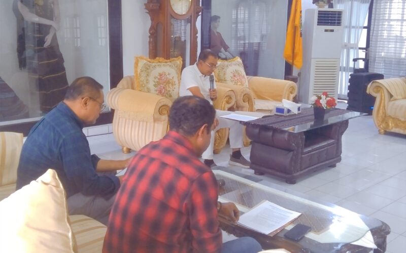 Bupati Ende, Yosef Benediktus Badeoda saat memberikan keterangan pers kepada sejumlah awak media dalam rangka menyongsong hari lahir Pancasila 1 Juni 2025 (Foto: Chen Rasi/SP)