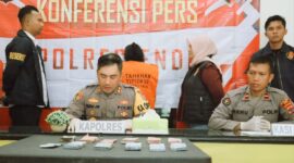 Kapolres Ende, AKBP I Gede Ngurah Joni Mahardika, SH,S.I.K, MH didampingi Kasat Reskrim Iptu I Gusti Made Andre Putra Sidarta, S Tr.K, S.I.K dan Kasi Humas, Ipda Heru Sutaban (Foto:  Chen Rasi/SP)