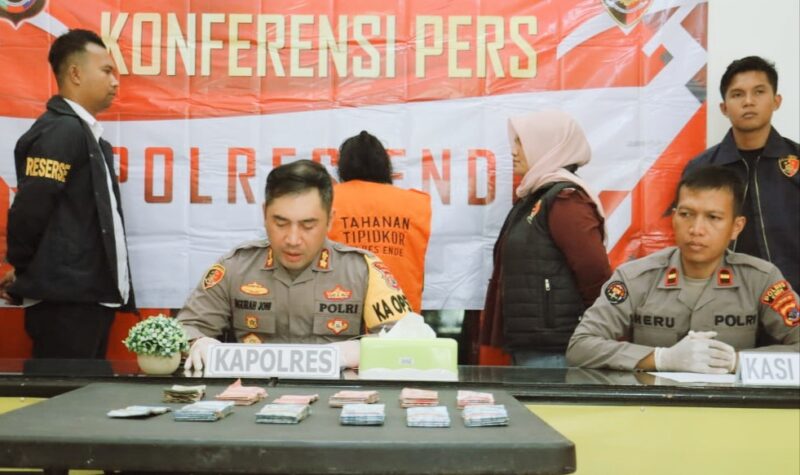 Kapolres Ende, AKBP I Gede Ngurah Joni Mahardika, SH,S.I.K, MH didampingi Kasat Reskrim Iptu I Gusti Made Andre Putra Sidarta, S Tr.K, S.I.K dan Kasi Humas, Ipda Heru Sutaban (Foto:  Chen Rasi/SP)