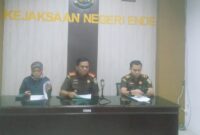 Kepala Kejaksaan Negeri Ende, Zulfahmi saat memberikan keterangan pers terkait perkembangan penyelidikan dan DAK dan DAU 49 M (Foto: Chen Rasi/SP)