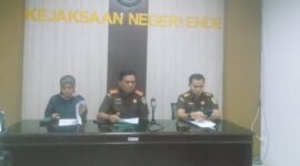 Kepala Kejaksaan Negeri Ende, Zulfahmi saat memberikan keterangan pers terkait perkembangan penyelidikan dan DAK dan DAU 49 M (Foto: Chen Rasi/SP)