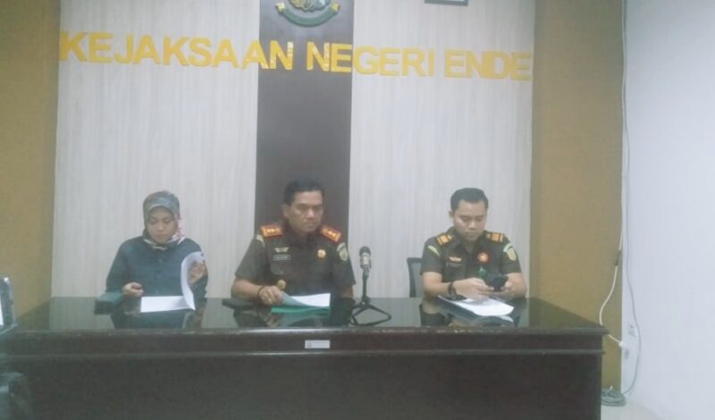 Kepala Kejaksaan Negeri Ende, Zulfahmi saat memberikan keterangan pers terkait perkembangan penyelidikan dan DAK dan DAU 49 M (Foto: Chen Rasi/SP)