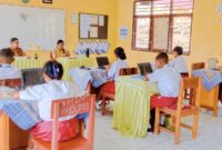 Siswa Gugus II di Detukeli Ende Sementara Mengikuti Ujian Sumatif Akhir Semester Gunakan IT Chromebook (Foto: Chen Rasi/SP)